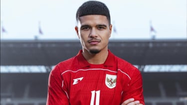 Striker Ragnar Oratmangoen Menggunakan Jersey Terbaru Timnas Indonesia