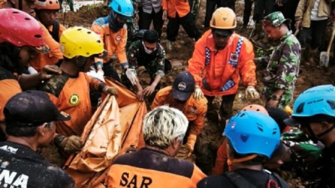 Evakuasi korban longsor di Pekalongan Jawa Tengah