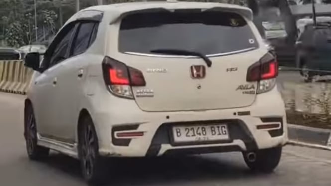 Viral Daihatsu Ayla pakai semua emblem mobil lain