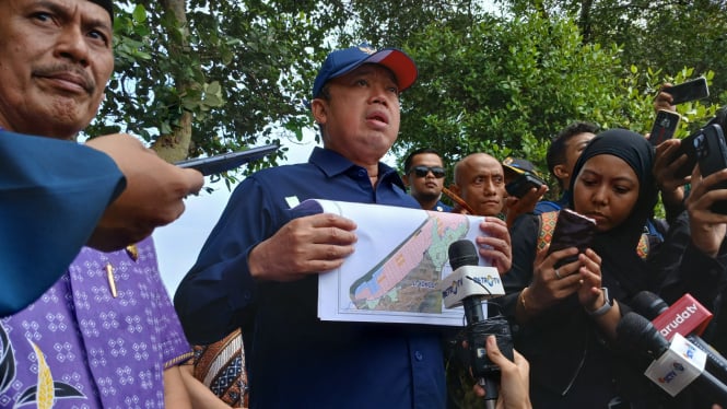 Menteri Agraria dan Tata Ruang/ Kepala BPN Nusron Wahid menunjukkan peta lokasi bisang di laut tangerang