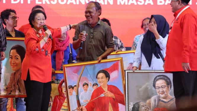 Dok. Istimewa, Ketua Umum PDIP, Megawati Soekarnoputri Dapat Kejutan Berupa Lukisan Memanah