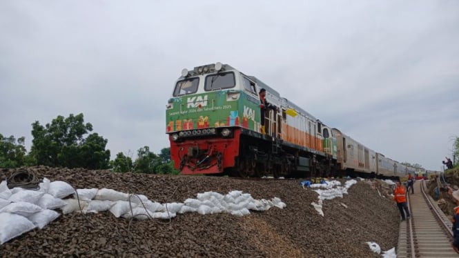 Jalur kereta api di Grobogan yang rusak karena banjir, sudah bisa dilalui