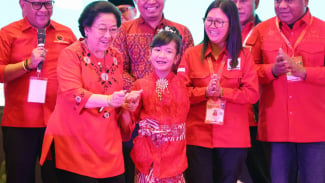 Megawati Joget Bareng Penari Disabilitas saat Potong Tumpeng