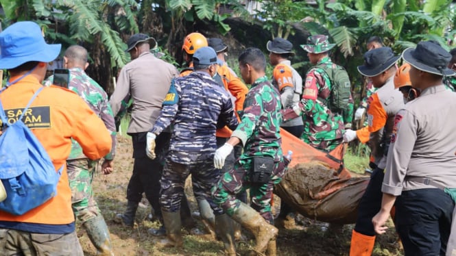 VIVA Militer: Prajurit TNI AL evakuasi jenazah korban longsor Pekalongan