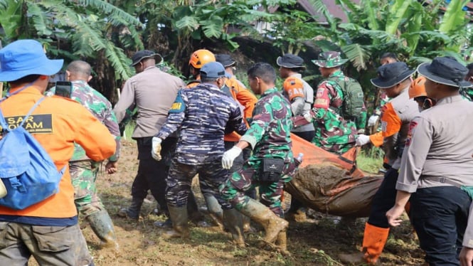 Tim SAR gabungan mengevakuasi korban longsor Pekalongan