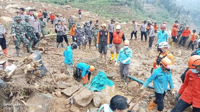 Tim Sar Gabungan Mengevakuasi Korban Longsor Pekalongan