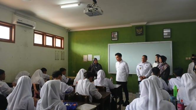 Wapres Gibran Rakabuming Raka meninjau kegiatan program MBG di Tangerang.