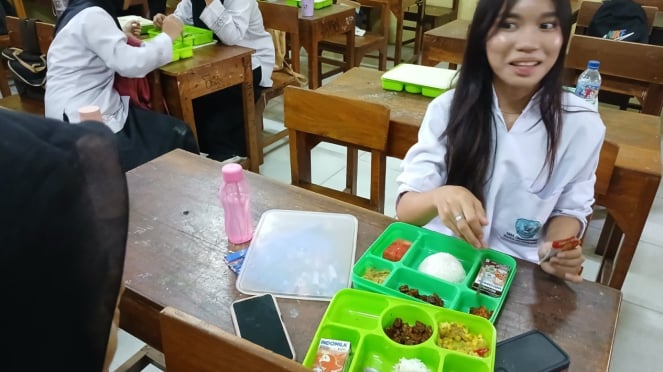 PELAJAR DI SMK KI HAJAR DEWANTORO TANGERANG Saat Menu Menyantap MBG