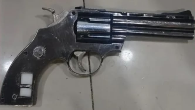 benda yang ditodongkan ternyata bukan senjata api sungguhan, melainkan sebuah korek api berbentuk pistol. 