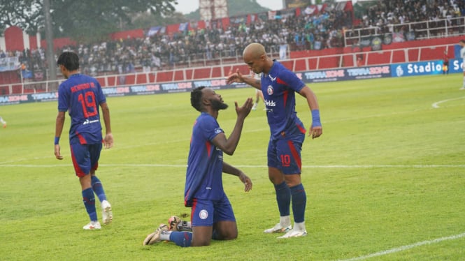 Pemain Arema FC, Charles Lokolingoy usai mencetak gol. (Dok Arema FC)