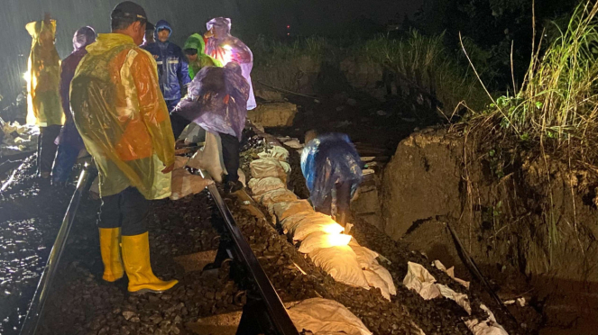 Petugas cek jalur rel di Grobogan yang kembali diterjang banjir pada Jumat malam