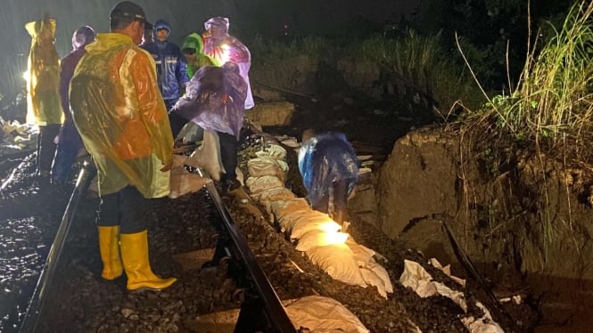 Petugas cek jalur rel di Grobogan yang kembali diterjang banjir pada Jumat malam