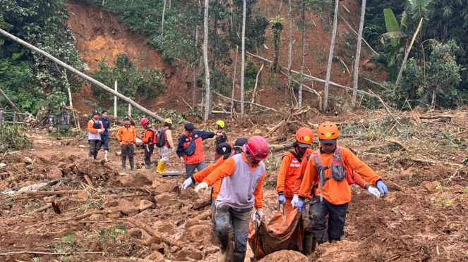 Tim SAR evakuasi korban longsor di Petungkriyono Pekalongan.