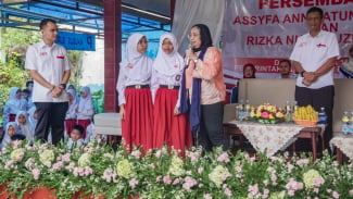 Dua Siswi SD di Depok Dapat Beasiswa Sampai Kuliah dari Yayasan yang Didirikan Prabowo