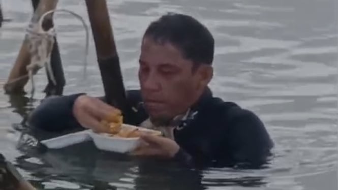 Awak Kapal KKP harus rela makan terombang-ambing di dalam laut saat proses pencabutan pagar bambu di Tangerang.