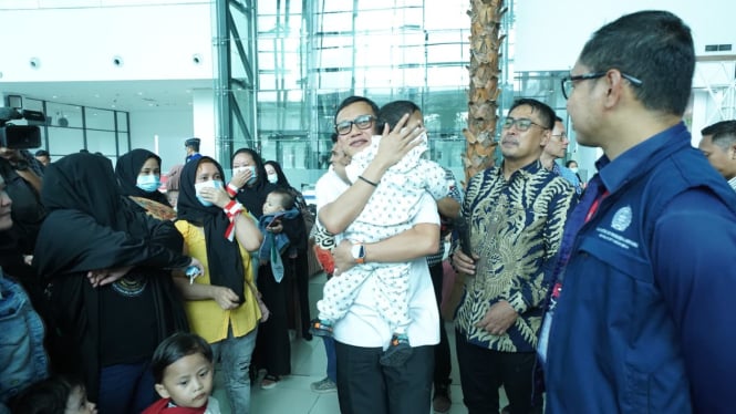 Menteri P2MI, Abdul Kadir Karding bersama anak dari salah satu PMI