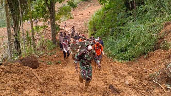 Tim Sar Evakuasi Korban Longsor Di Petungkriyono Pekalongan.