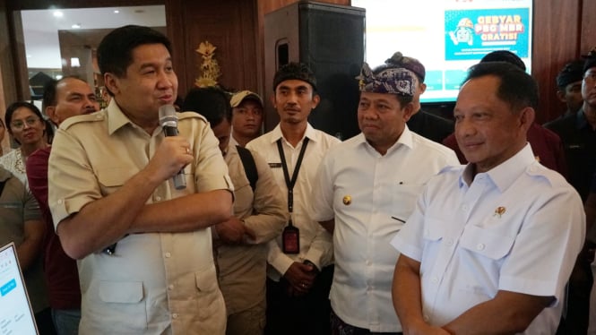 Menteri PKP Maruarar Sirait dan Pj.Gubernur Bali SM Mahendra Jaya dan Menteri Dalam Negeri Muhammad Tito Karnavian, saat meninjau Program Gebyar PBG MBR Gratis di Mal Pelayanan Publik di  Badung, Bal. 