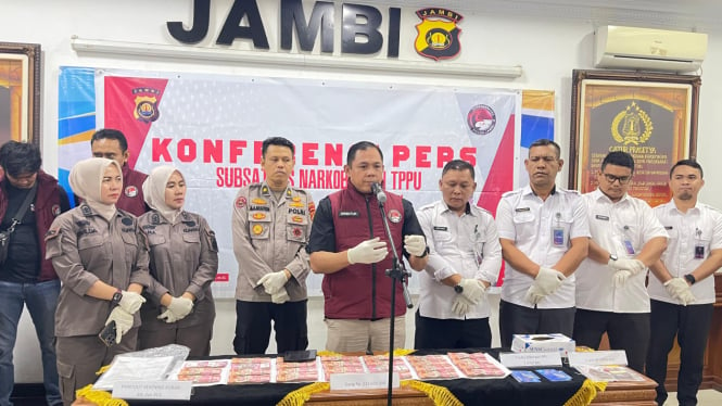 Barang Bukti Uang Ratusan Juta dan Buku Tabungan Buat Transaksi Narkoba Diamankan Polda Jambi 