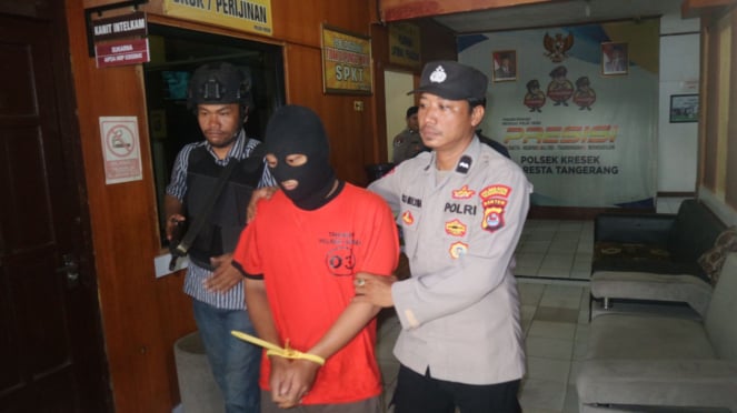 Kresek es un criminal que agredió a tres estudiantes en Tangerang, que estaban siendo llevados a cabo por agentes de la jefatura de policía.