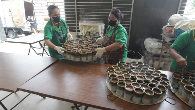 Proses pembuatan kue bakul di Toko Kue Phin Phin, Kota Medan.(B.S.Putra/VIVA)