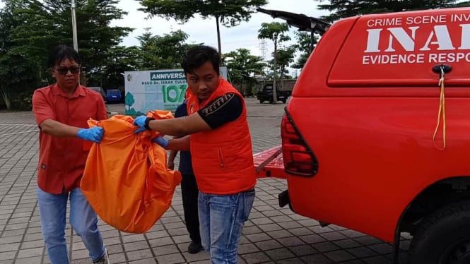 Tim Inafis Polres Trenggalek membawa bagian kepala korban mutilasi yang Jasadnya ditemukan di Ngawi. (Foto: Madchan Jazuli/VIVA Jatim) 