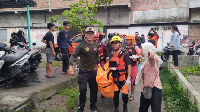 Jasad korban tenggelam di Sungai Deli, Kota Medan saat dievakuasi tim Basarnas Medan.(dok Basarnas Medan)