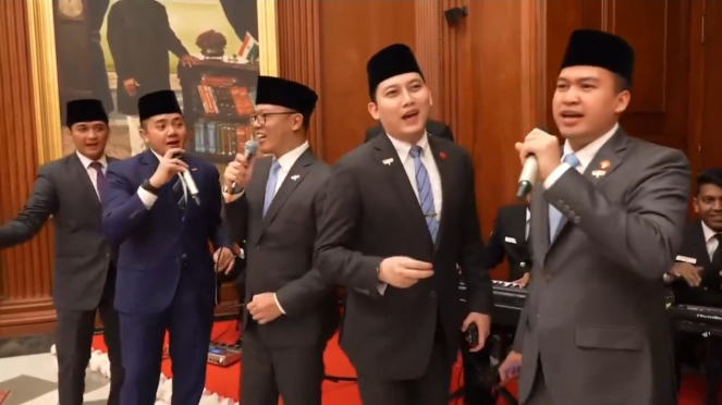 Momen Sekretaris Kabinet Mayor Teddy Indra Wijaya hingga Menteri Luar Negeri, Sugiono bernyanyi lagu Kuch Kuch Hota Hai di jamuan makan malam Presiden India Droupadi Murmu (sumber: istimewa)