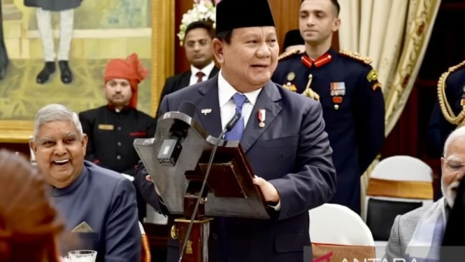 Presiden RI Prabowo Subianto menyampaikan sambutan saat menghadiri jamuan makan malam di Rashtrapati Bhavan, New Delhi, India, Sabtu, 25 Januari 2025.