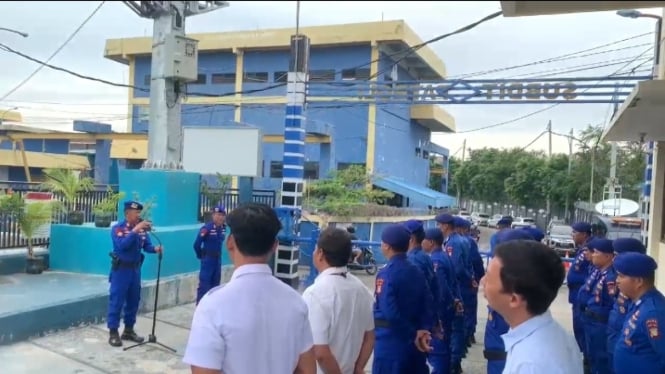 Personel Polda Metro Jaya membantu proses pembongkaran pagar laut di Tangerang Hari Ini