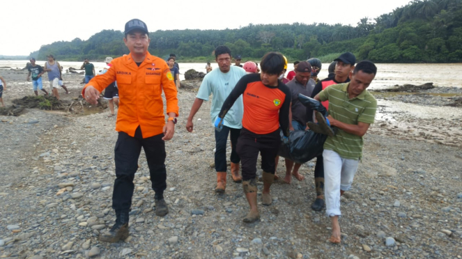 Proses evakuasi korban hayut di Sungai Wampu, Kabupaten Langkat.(dok Basarnas Medan)