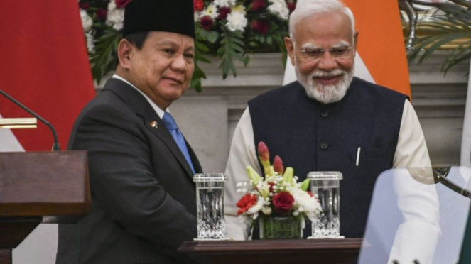 Presiden Prabowo Subianto (Kiri) Berjabat Tangan Delangan Perdana Menteri India Narendra Modi Usui Melakukan Pertemuan Bilateral Di Hyderabad House, New Delhi, India, Sabtu, 25 Januari 2025.