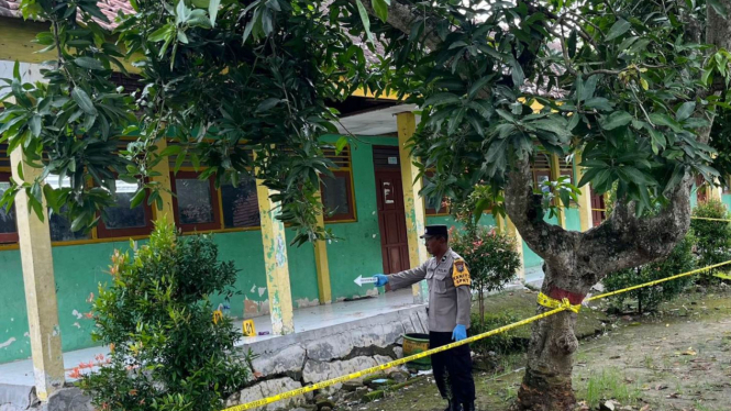 Lokasi korban pesta miras oplosan di sebuah gedung SD di Kota Mojokerto. (Foto: M Lutfi Vermansyah/VIVA Jatim)