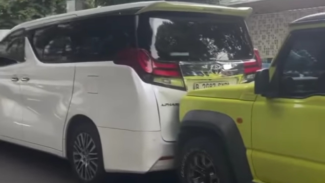 Begini Jadinya saat Suzuki Jimny Tabrak Toyota Alphard Gegara Disundul Innova