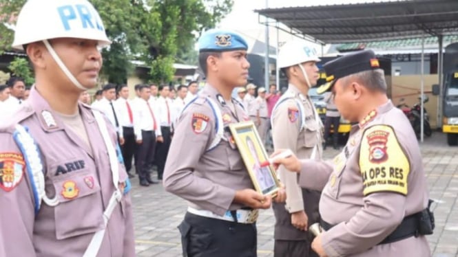 Proses PTDH oknum polisi di Mataram yang terlibat narkoba (istimewa)