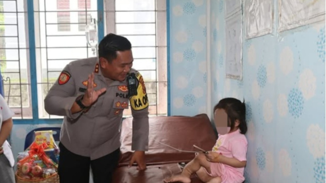 Kapolres Akbp. FERRY MULYANA SUNANYA SAAT BERTEMU DENGAN BOCAH 10 Tahun Yang Viral Diduga Dianiaya. (Dok Polres Nias Selatan)