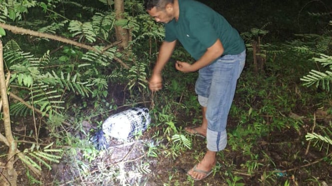 Polisi saat menemukan bagian tubuh korban mutilasi yang jasadnya pertama kali ditemukan di Ngawi. (Istimewa)