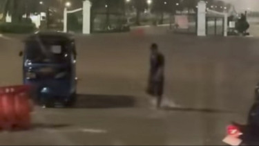 Dalam video yang beredar di media sosial, terlihat beberapa pengendara motor tetap melintasi kawasan ini dengan kecepatan rendah. 