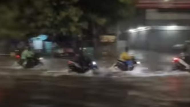 Banjir Landa Jalan Daan Mogot Jakbar, Ketinggian Air Capai 40 Cm