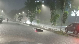 Penampakan Mobil Terperosok ke Selokan di Muara Karang Akibat Banjir