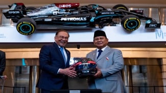 Pecah Tawa Prabowo dan Anwar Ibrahim di Menara Kembar Petronas Gara-gara Mobil F1