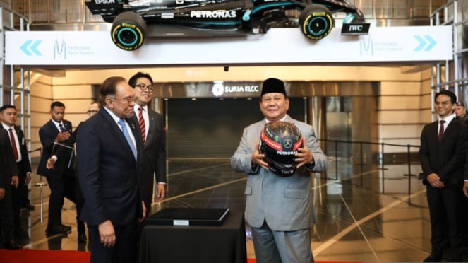 Presiden Prabowo Subianto menunjukkan helm tim balap Petronas dari PM Malaysia 