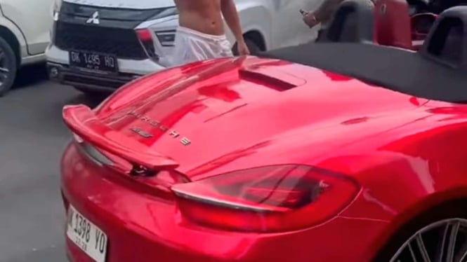 Viral, Kecerobohan Turis Asing Berkendara Porsche Boxster Sewaan Berujung Petaka