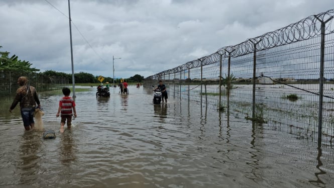 Kendaraan Mogok Usai Terobos Banjir di Perimeter Utara Bandara Soetta