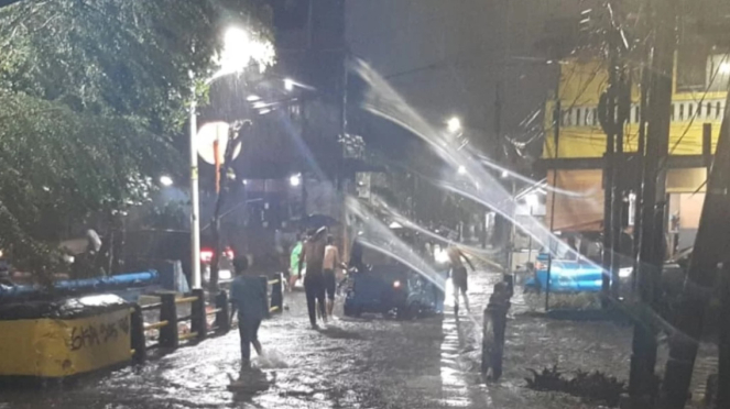 sebanyak enam ruas jalan di Jakarta Utara terendam banjir dengan ketinggian air yang bervariasi.