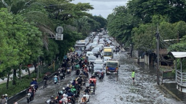 Genangan Air Yang Cukup Tinggi Membuat ARUS Lalu Lintas Terganggu, Menyebabkan Kemacetan Panjang Di Rua Jalan Tersebut.