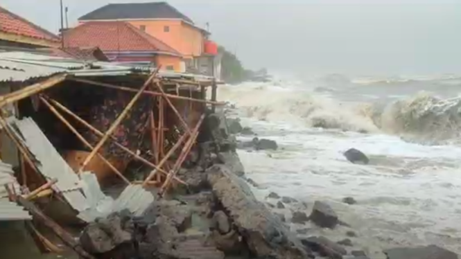 Gelombang Tinggi Terjang Pesisir Indramayu, Sejumlah Rumah Rusak dan Terendam Banjir