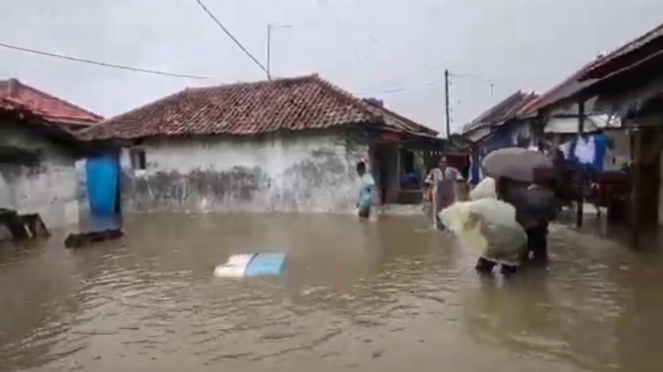 RUMAH WARGA Terendam Banjir Akibat Gelombang Tinggi Terjang Pesisir Indramayu