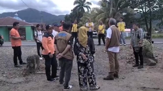 Petugas BPBD lakukan peninjauan pasca gempa 5,1 SR di Kabupaten Kolaka Timur