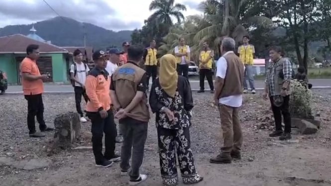 Petugas BPBD lakukan peninjauan pasca gempa 5,1 SR di Kabupaten Kolaka Timur, Sulawesi Tenggara.